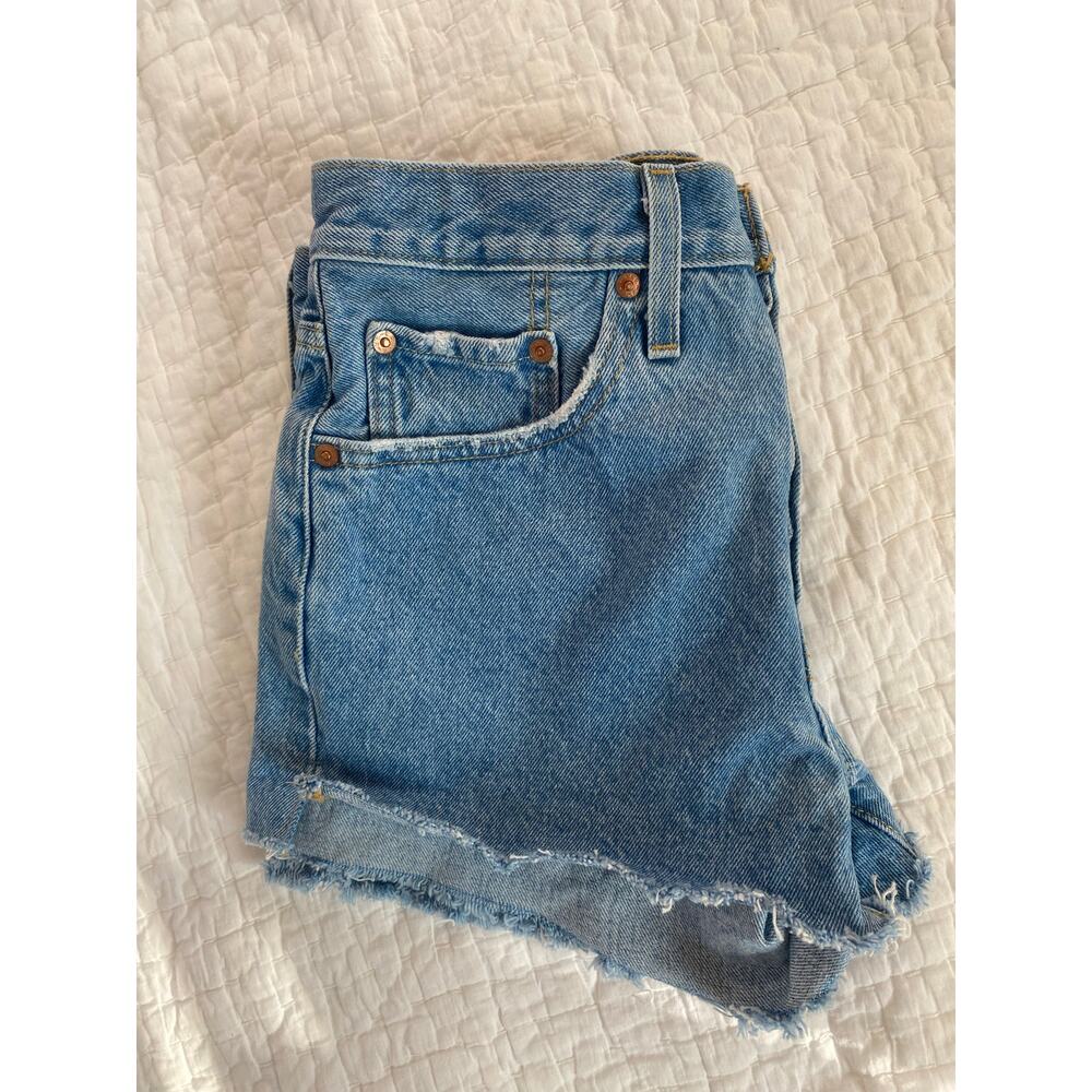 Levis Shorts Cut-Offs 501 Classic Wash 5 Pocket Frayed Hem Ladies Size 27 - Picture 4 of 6